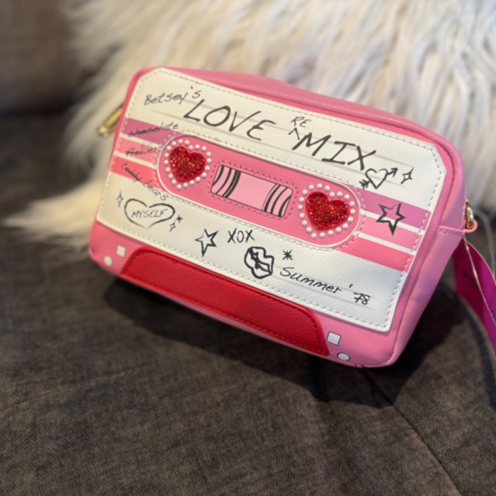 *~*🎶🩷 NEW BETSEY JOHNSON Pink CROSSBODY Vintage Cassette LOVE REMiX Tape PURSE - Picture 6 of 6